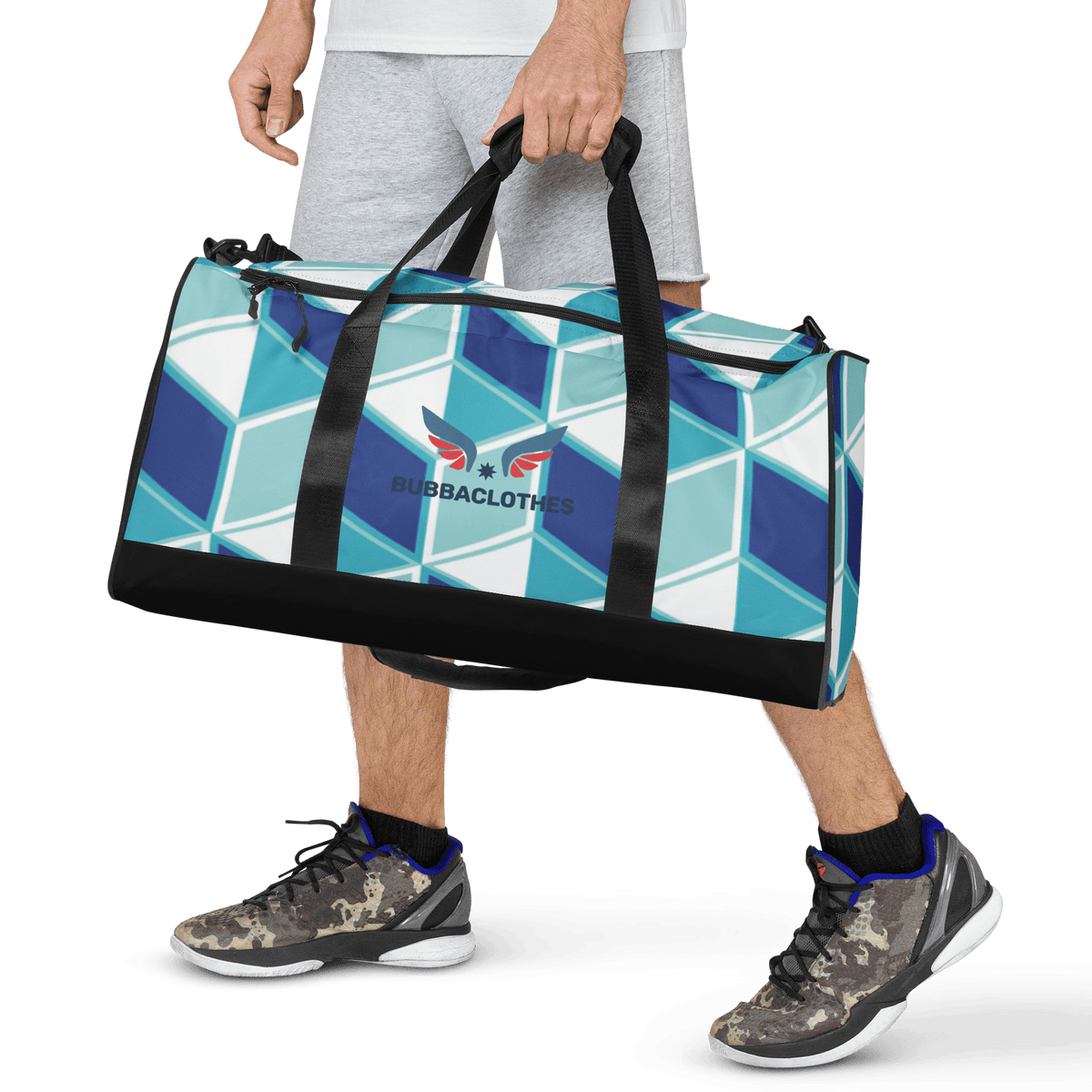 Bolsa de deporte Bubbaclothes con diseño geométrico azul y blanco portada por un hombre.