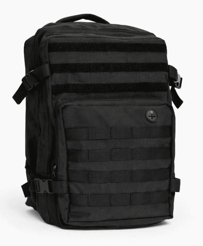 Mochila táctica negra de estilo streetwear con sistema MOLLE y correas ajustables
